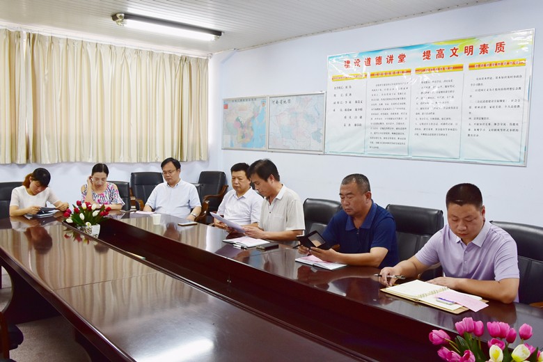 中共信阳光大学校党支部委员会换届选举工作于7月6日上午在光大学校会议室举行