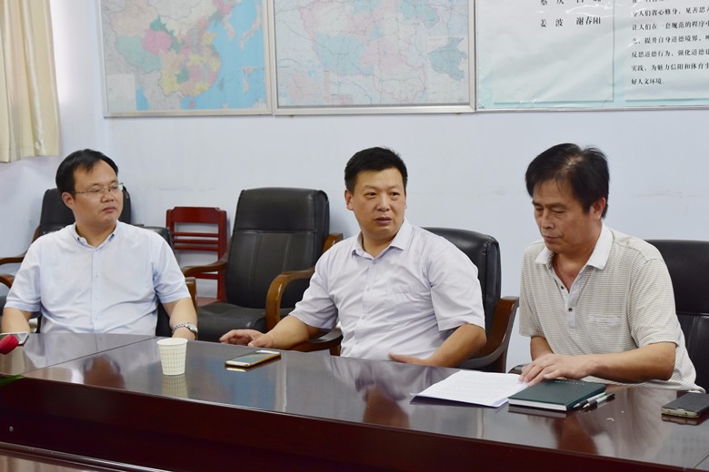 中共信阳光大学校党支部委员会换届选举工作于7月6日上午在光大学校会议室举行